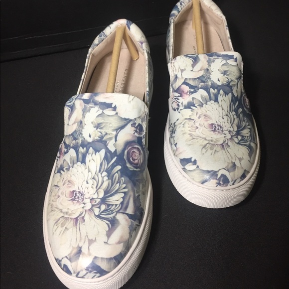 Kenneth Cole Floral Sneakers - Picture 6 of 8